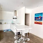 Lejlighed Luxurious 2 Bedrooms Apartment, 30 Meter From *