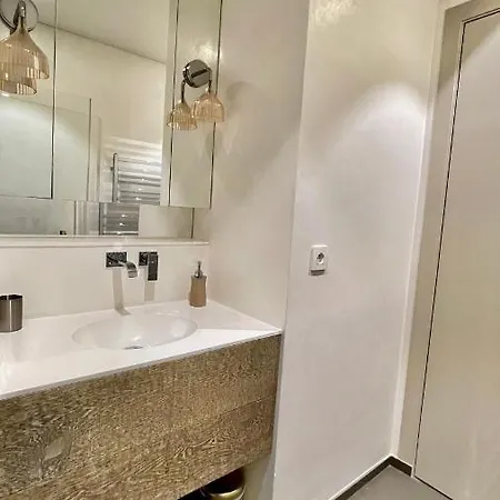 Luxurious 2 Bedrooms Apartment, 30 Meter From Daire